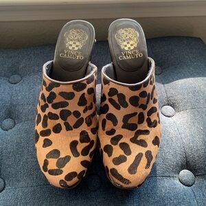 Vince Camuto Womens Animal Print Suede Wooden Studded Platform Clogs Size 6.5